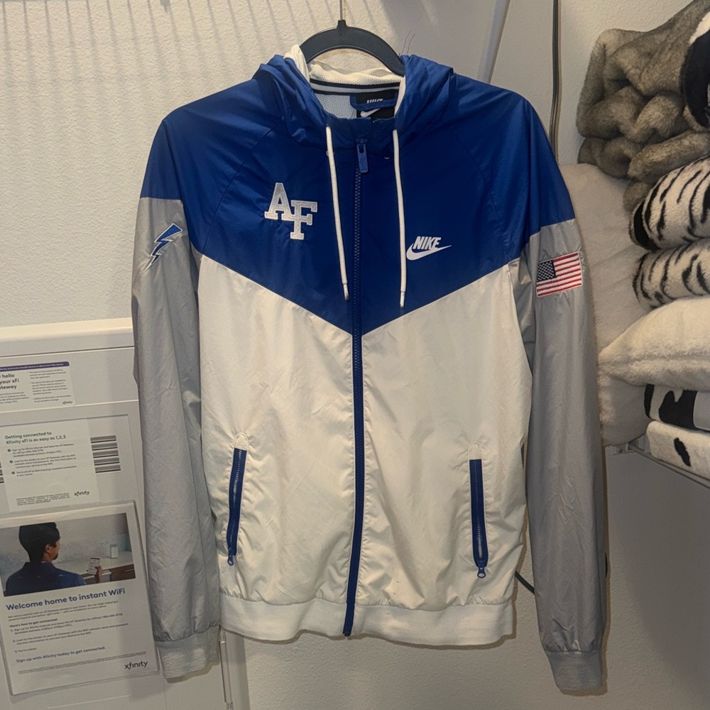 Nike Men's Blue, White, and Gray Windbreaker
